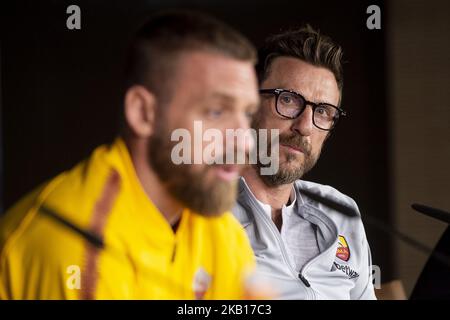 Daniele De Rossi (L) und Trainer Eusebio Di Francesco (R) von Roma während der Pressekonferenz am Tag vor dem Champions-League-Spiel zwischen Real Madrid und Roma im Santiago Bernabeu-Stadion in Madrid, Spanien. 18. September 2018.(Foto von BorjaB.Hojas/COOLMedia/NurPhoto) Stockfoto