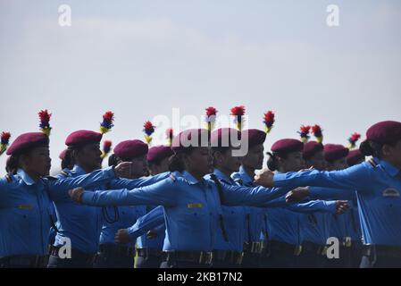 Mitarbeiter der nepalesischen Polizei nehmen am Mittwoch, den 19. September, an einer Feier des Tag der Verfassung im Pavillon der nepalesischen Armee in Tundikhel, Kathmandu, Nepal, Teil. 2018. (Foto von Narayan Maharjan/NurPhoto) Stockfoto