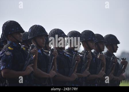 Mitarbeiter der nepalesischen Polizei nehmen am Mittwoch, den 19. September, an einer Feier des Tag der Verfassung im Pavillon der nepalesischen Armee in Tundikhel, Kathmandu, Nepal, Teil. 2018. (Foto von Narayan Maharjan/NurPhoto) Stockfoto