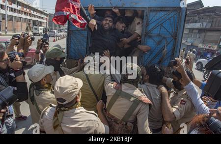 Indische Polizei schlug und verhaftende schiitische muslimische Trauerlinge in Kaschmir Sie versuchten am 19. September 2018 in Srinagar, der Sommerhauptstadt des indischen Kaschmir, eine Muharram-Prozession zu verhaften. Dutzende schiitisch-muslimische Trauernde wurden von der indischen Polizei festgenommen, als sie versuchten, an der Prozession während Muharram, dem ersten Monat des islamischen Mondkalenders, teilzunehmen. Der 680 n. Chr. von seinen politischen Rivalen zusammen mit 72 Gefährten im Irak ermordet wurde. Schiitische Muslime trauern, indem sie sich mit Messern und Schwor geißeln Stockfoto