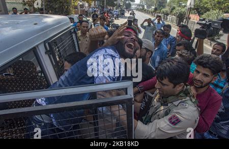 Indische Polizei schlug und verhaftende schiitische muslimische Trauerlinge in Kaschmir Sie versuchten am 19. September 2018 in Srinagar, der Sommerhauptstadt des indischen Kaschmir, eine Muharram-Prozession zu verhaften. Dutzende schiitisch-muslimische Trauernde wurden von der indischen Polizei festgenommen, als sie versuchten, an der Prozession während Muharram, dem ersten Monat des islamischen Mondkalenders, teilzunehmen. Der 680 n. Chr. von seinen politischen Rivalen zusammen mit 72 Gefährten im Irak ermordet wurde. Schiitische Muslime trauern, indem sie sich mit Messern und Schwor geißeln Stockfoto