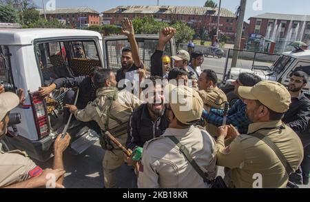 Indische Polizei schlug und verhaftende schiitische muslimische Trauerlinge in Kaschmir Sie versuchten am 19. September 2018 in Srinagar, der Sommerhauptstadt des indischen Kaschmir, eine Muharram-Prozession zu verhaften. Dutzende schiitisch-muslimische Trauernde wurden von der indischen Polizei festgenommen, als sie versuchten, an der Prozession während Muharram, dem ersten Monat des islamischen Mondkalenders, teilzunehmen. Der 680 n. Chr. von seinen politischen Rivalen zusammen mit 72 Gefährten im Irak ermordet wurde. Schiitische Muslime trauern, indem sie sich mit Messern und Schwor geißeln Stockfoto