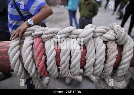 Nepalesische Anhänger aus der manandhar-Gemeinschaft, die am Donnerstag, den 20. September 2018, auf dem Gelände des Basantapur Durbar Square in Kathmandu, Nepal, ein Seil für die morgige Errichtung des Long Wooden Log (Yo: Shin) arrangieren. (Foto von Narayan Maharjan/NurPhoto) Stockfoto