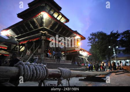 Nepalesische Anhänger aus der manandhar-Gemeinschaft, die am Donnerstag, den 20. September 2018, auf dem Gelände des Basantapur Durbar Square in Kathmandu, Nepal, ein Seil für die morgige Errichtung des Long Wooden Log (Yo: Shin) arrangieren. (Foto von Narayan Maharjan/NurPhoto) Stockfoto