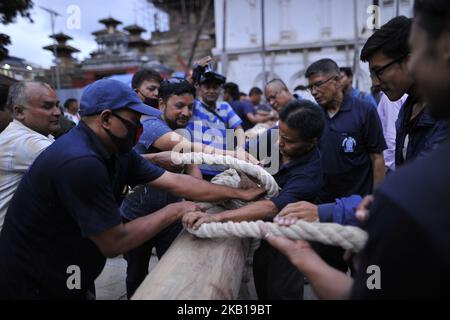 Nepalesische Anhänger aus der manandhar-Gemeinschaft, die am Donnerstag, den 20. September 2018, auf dem Gelände des Basantapur Durbar Square in Kathmandu, Nepal, ein Seil für die morgige Errichtung des Long Wooden Log (Yo: Shin) arrangieren. (Foto von Narayan Maharjan/NurPhoto) Stockfoto