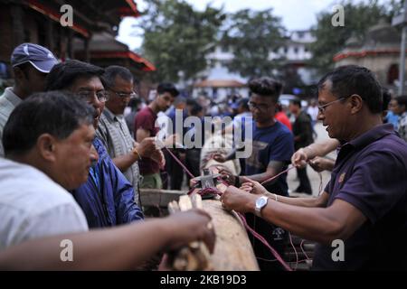 Nepalesische Anhänger aus der manandhar-Gemeinschaft, die am Donnerstag, den 20. September 2018, auf dem Gelände des Basantapur Durbar Square in Kathmandu, Nepal, ein Seil für die morgige Errichtung des Long Wooden Log (Yo: Shin) arrangieren. (Foto von Narayan Maharjan/NurPhoto) Stockfoto