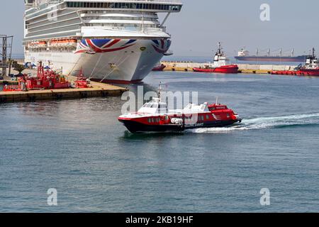Piräus, Athen, Griechenland - 2022. Juni: Schnelle Tragflächenboot-Fähre, die von einer der griechischen Inseln aus im Hafen von Piräus ankommt. Stockfoto