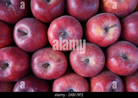 Rote Äpfel Reihen sich an, über dem Kopf Stockfoto