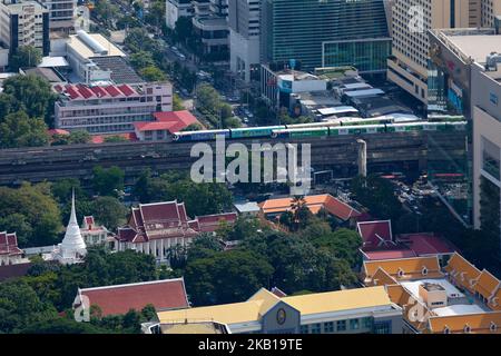 Bangkok, Thailand - September 17 2018: Luftaufnahme des Wat Pathum Wanaram Rachaworawihan, neben der BTS-Linie und Siam Paragon. Stockfoto