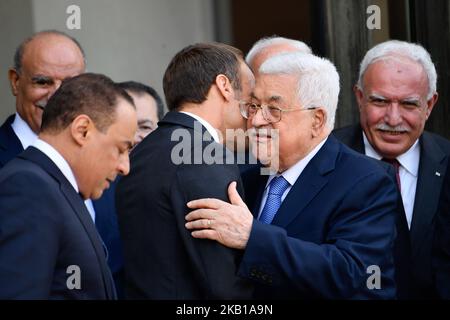 Der palästinensische Präsident Mahmud Abbas (3. R) wird vom französischen Präsidenten Emmanuel Macron (C) begleitet, als er am 21. September 2018 im Elysée-Palast in Paris, Frankreich, abreist. (Foto von Julien Mattia/NurPhoto) Stockfoto