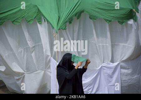 Iranische Schiiten in Kostümen stellen Ereignisse von Ashoura in Teheran, Iran, am Donnerstag, den 20. September 2018 wieder auf. Ashoura ist das jährliche schiitische Gedenken an den Tod von Imam Hussein, dem Enkel des Propheten Muhammad, bei der Schlacht von Karbala im heutigen Irak im 7.. Jahrhundert. (Foto von Sobhan Farajvan/NurPhoto) Stockfoto