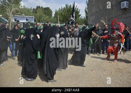 Iranische Schiiten in Kostümen stellen Ereignisse von Ashoura in Teheran, Iran, am Donnerstag, den 20. September 2018 wieder auf. Ashoura ist das jährliche schiitische Gedenken an den Tod von Imam Hussein, dem Enkel des Propheten Muhammad, bei der Schlacht von Karbala im heutigen Irak im 7.. Jahrhundert. (Foto von Sobhan Farajvan/NurPhoto) Stockfoto