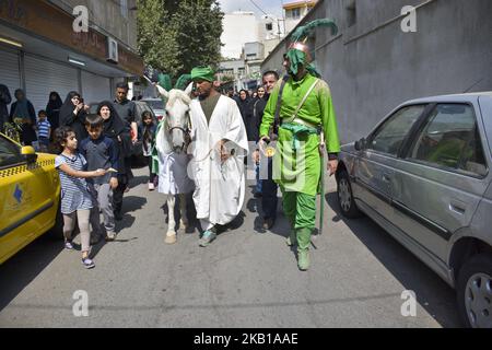 Iranische Schiiten in Kostümen stellen Ereignisse von Ashoura in Teheran, Iran, am Donnerstag, den 20. September 2018 wieder auf. Ashoura ist das jährliche schiitische Gedenken an den Tod von Imam Hussein, dem Enkel des Propheten Muhammad, bei der Schlacht von Karbala im heutigen Irak im 7.. Jahrhundert. (Foto von Sobhan Farajvan/NurPhoto) Stockfoto