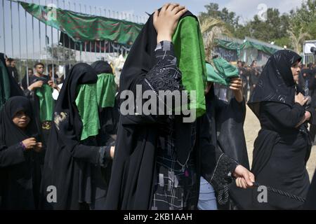 Iranische Schiiten in Kostümen stellen Ereignisse von Ashoura in Teheran, Iran, am Donnerstag, den 20. September 2018 wieder auf. Ashoura ist das jährliche schiitische Gedenken an den Tod von Imam Hussein, dem Enkel des Propheten Muhammad, bei der Schlacht von Karbala im heutigen Irak im 7.. Jahrhundert. (Foto von Sobhan Farajvan/NurPhoto) Stockfoto