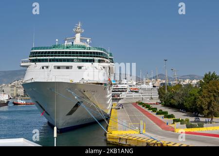 Piräus, Athen, Griechenland - 2022. Juni: Das Royal Caribbean Cruise Ship Vision of the Seas dockte im Hafen von Piräus an. Stockfoto