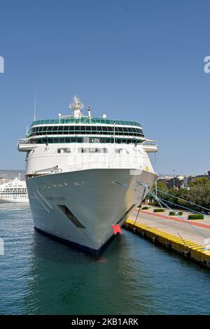 Piräus, Athen, Griechenland - 2022. Juni: Das Royal Caribbean Cruise Ship Vision of the Seas dockte im Hafen von Piräus an. Stockfoto