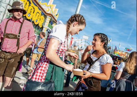 Am Eröffnungstag des Oktoberfests 2018 am 22. September 2018 in München feiern die Besucher ihren ersten Bierkrug in einem Bierzelt. Das Oktoberfest ist heute eines der größten und beliebtesten Festivals der Welt. Mehr als sechs Millionen Menschen besuchen das Oktoberfest jedes Jahr. Und sie kommen aus der ganzen Welt. Neben Italienern trifft man oft auch Amerikaner, Australier und insbesondere Japaner. Das Oktoberfest umfasst riesige Bierzelte, die jeweils von einem anderen bayerischen Brauer betrieben werden, sowie Fahrgeschäfte und Aktivitäten. (Foto von Romy Arroyo Fe Stockfoto