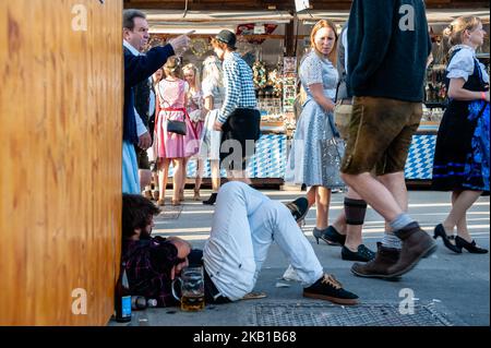 Am Eröffnungstag des Oktoberfests 2018 am 22. September 2018 in München feiern die Besucher ihren ersten Bierkrug in einem Bierzelt. Das Oktoberfest ist heute eines der größten und beliebtesten Festivals der Welt. Mehr als sechs Millionen Menschen besuchen das Oktoberfest jedes Jahr. Und sie kommen aus der ganzen Welt. Neben Italienern trifft man oft auch Amerikaner, Australier und insbesondere Japaner. Das Oktoberfest umfasst riesige Bierzelte, die jeweils von einem anderen bayerischen Brauer betrieben werden, sowie Fahrgeschäfte und Aktivitäten. (Foto von Romy Arroyo Fe Stockfoto