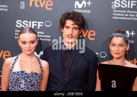 (L-R) Lily-Rose Depp, Louis Garrel und Laetitia Casta besuchen die Premiere von L'Homme Fidele (A Faithful man) während des San Sebastian Filmfestivals 66. in San Sebastian im Kursaal, San Sebastian am 22. September 2018 in San Sebastian, Spanien. (Foto von Manuel Romano/NurPhoto) Stockfoto