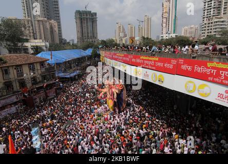 Eifrige Anhänger tragen ein Idol des elefantenköpfigen Hindu-gottes Ganesha während einer Prozession am letzten Tag des Ganesh Chaturthis-Festivals, bevor sie das Idol am 23. September 2018 in Mumbai, Indien, in das arabische Meer eintauchen. Ganesh Chaturthin, auch bekannt als Vinayaka Chaturthin oder Vinayaka Chavithin, ist ein hinduistisches Fest, das die Geburt von Ganesha feiert. Das zehntägige Festival beginnt am vierten Tag des hinduistischen Lunisolarkalenders Bhadrapada, der normalerweise in den Monaten August oder September des Gregorianischen Kalenders fällt. Das Fest endet am zehnten Tag nach dem Start, wobei das Idol getragen wird Stockfoto