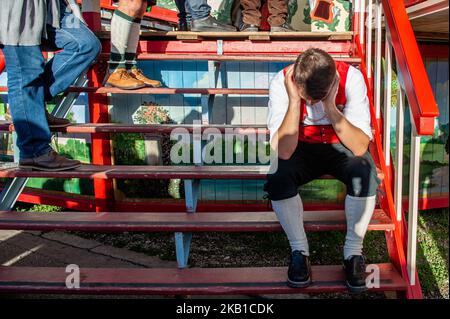 September 23., München. Nach der berühmten Kostüm- und Schützenparade setzen alle Besucher die Feier auf dem Oktoberfest fort. Das Oktoberfest ist das größte Bierfest der Welt und zieht in der Regel über sechs Millionen Besucher während des dreiwöchigen Laufs an. Das Oktoberfest umfasst riesige Bierzelte, die jeweils von einem anderen bayerischen Brauer betrieben werden, sowie Fahrgeschäfte und Aktivitäten. Das Oktoberfest findet in München statt, auf der berühmten Theresienwiese, die von den Einheimischen auch Festwiese genannt wird. Die großen Zelte werden im Sommer errichtet. Der Bau beginnt im Juni und dauert Stockfoto