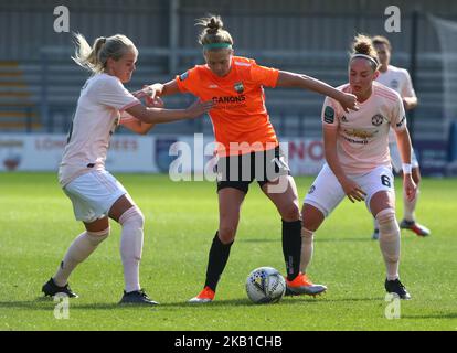 L-R Mollie Green aus Manchester United Women Rush Littlejohn aus London Bees hält Aimee Palmer aus Manchester United Women während des Women's Super League zwei Matches zwischen dem London Bees FC und dem Manchester United FC Women am 23. September 2018 im Hive in London, England. (Foto von Action Foto Sport/NurPhoto) Stockfoto