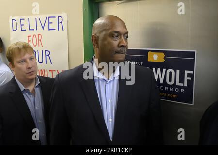 Der US-Repräsentant Dwight Evans (D-PA) unterstützt gemeinsam mit dem US-Senator Bob Casey (D-PA) am 23. September 2018 seine Kampagne bei einer Auftaktveranstaltung in North Philadelphia, PA (Foto: Bastiaan Slabbers/NurPhoto) Stockfoto