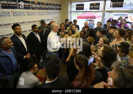 Der US-Senator Bob Casey (D-PA) spricht am 23. September 2018 bei einer Auftaktveranstaltung zur Unterstützung seiner Wiederwahl in einem Außenbüro in North Philadelphia, PA. (Foto von Bastiaan Slabbers/NurPhoto) Stockfoto