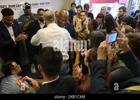 Der US-amerikanische Repräsentant Dwight Evans (D-PA) unterstützt seine Kampagne am 23. September 2018 gemeinsam mit dem US-Senator Bob Casey (D-PA) bei einer Auftaktveranstaltung in North Philadelphia, PA. (Foto von Bastiaan Slabbers/NurPhoto) Stockfoto