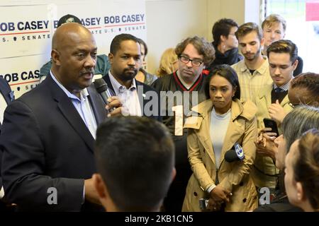 Der US-Repräsentant Dwight Evans (D-PA) unterstützt gemeinsam mit dem US-Senator Bob Casey (D-PA) am 23. September 2018 seine Kampagne bei einer Auftaktveranstaltung in North Philadelphia, PA (Foto: Bastiaan Slabbers/NurPhoto) Stockfoto