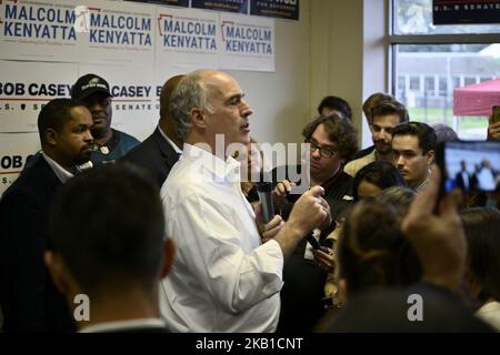Der US-Senator Bob Casey (D-PA) spricht am 23. September 2018 bei einer Auftaktveranstaltung zur Unterstützung seiner Wiederwahl in einem Außenbüro in North Philadelphia, PA. (Foto von Bastiaan Slabbers/NurPhoto) Stockfoto