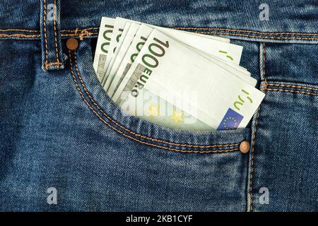 Ein Stapel von 100 Euro Scheinen in einer Jeanstasche. Geld in der Vordertasche der Jeans. Das Konzept von Investitionen, Bargeld, Vermögen und Gewinn, Copyspace. Stockfoto