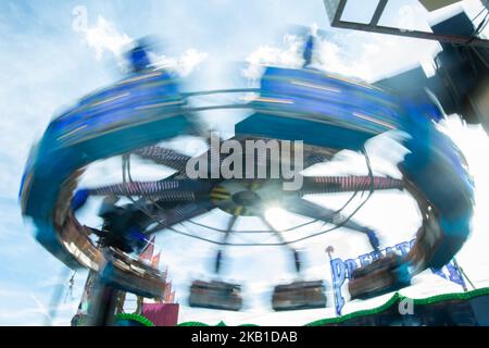 Ein Karussell am ersten Tag der Oktoberfest-Festtage in München, Deutschland, am 22. September 2018. Das Oktoberfest ist das größte Volksfest der Welt. (Foto von Alexander Pohl/NurPhoto) Stockfoto