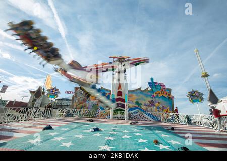 Ein Karussell am ersten Tag der Oktoberfest-Festtage in München, Deutschland, am 22. September 2018. Das Oktoberfest ist das größte Volksfest der Welt. (Foto von Alexander Pohl/NurPhoto) Stockfoto