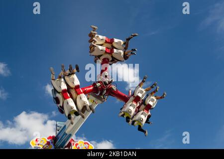 Ein Karussell am ersten Tag der Oktoberfest-Festtage in München, Deutschland, am 22. September 2018. Das Oktoberfest ist das größte Volksfest der Welt. (Foto von Alexander Pohl/NurPhoto) Stockfoto