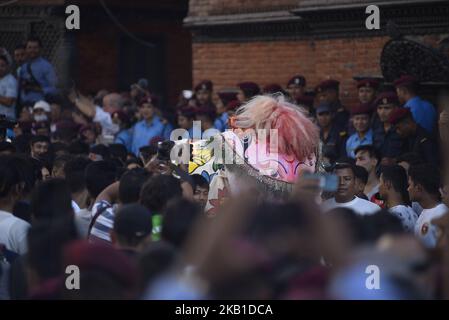 Reliquie von Lord Ganesh (Pulu Kisi) trug Tanz in den rituellen Melodien auf dem Indra Jatra Festival, das am Montag, 24. September 2018, auf dem Basantapur Durbar Square, Kathmandu, Nepal, gefeiert wurde. Anhänger feierten den regengott Indra 8 Tage lang in Kathmandu. (Foto von Narayan Maharjan/NurPhoto) Stockfoto