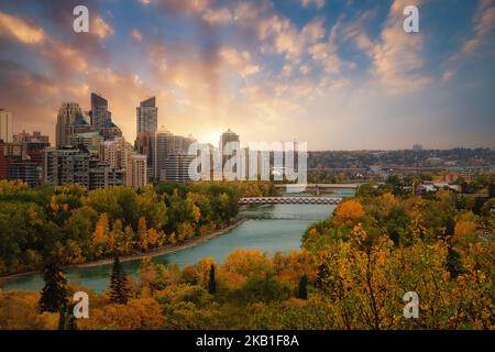 Sonnenuntergang Im Herbst Über Der Innenstadt Von Calgary Stockfoto