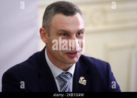 Der Bürgermeister von Kiew und ehemalige Boxmeister Vitali Klitschko spricht während einer Pressekonferenz mit dem WBC-Präsidenten Mauricio Sulaiman (nicht gesehen) am 27. September 2018 in Kiew, Ukraine, im Vorfeld der WBC-Konvention 56. (World Boxing Council), Die vom 30. September bis 05. Oktober in Kiew stattfinden wird, mit Teilnehmern der Boxlegenden Lennox Lewis, Evander Holyfield, Eric Morales, Alexander usik und etwa 700 Kongressteilnehmern aus 160 Ländern. (Foto von NurPhoto) Stockfoto