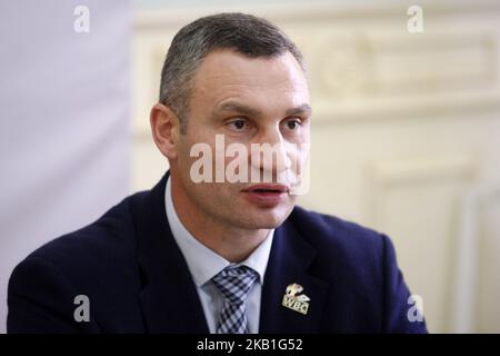 Der Bürgermeister von Kiew und ehemalige Boxmeister Vitali Klitschko spricht während einer Pressekonferenz mit dem WBC-Präsidenten Mauricio Sulaiman (nicht gesehen) am 27. September 2018 in Kiew, Ukraine, im Vorfeld der WBC-Konvention 56. (World Boxing Council), Die vom 30. September bis 05. Oktober in Kiew stattfinden wird, mit Teilnehmern der Boxlegenden Lennox Lewis, Evander Holyfield, Eric Morales, Alexander usik und etwa 700 Kongressteilnehmern aus 160 Ländern. (Foto von NurPhoto) Stockfoto