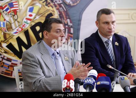Der Präsident der WBC, Mauricio Sulaiman (L), und der Bürgermeister und ehemalige Boxmeister Vitali Klitschko (R) von Kiew nehmen am 27. September 2018 an einer Pressekonferenz in Kiew, Ukraine, Teil, um die WBC-Konvention 56. (World Boxing Council) zu begrüßen. Die vom 30. September bis 05. Oktober in Kiew stattfinden wird, mit Teilnehmern der Boxlegenden Lennox Lewis, Evander Holyfield, Eric Morales, Alexander usik und etwa 700 Kongressteilnehmern aus 160 Ländern. (Foto von NurPhoto) Stockfoto