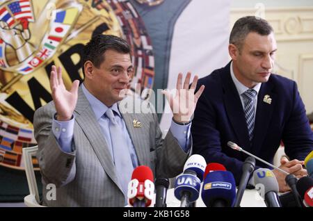 Der Präsident der WBC, Mauricio Sulaiman (L), und der Bürgermeister und ehemalige Boxmeister Vitali Klitschko (R) von Kiew nehmen am 27. September 2018 an einer Pressekonferenz in Kiew, Ukraine, Teil, um die WBC-Konvention 56. (World Boxing Council) zu begrüßen. Die vom 30. September bis 05. Oktober in Kiew stattfinden wird, mit Teilnehmern der Boxlegenden Lennox Lewis, Evander Holyfield, Eric Morales, Alexander usik und etwa 700 Kongressteilnehmern aus 160 Ländern. (Foto von NurPhoto) Stockfoto