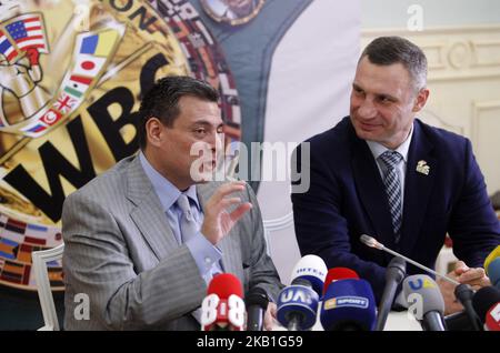 Der Präsident der WBC, Mauricio Sulaiman (L), und der Bürgermeister und ehemalige Boxmeister Vitali Klitschko (R) von Kiew nehmen am 27. September 2018 an einer Pressekonferenz in Kiew, Ukraine, Teil, um die WBC-Konvention 56. (World Boxing Council) zu begrüßen. Die vom 30. September bis 05. Oktober in Kiew stattfinden wird, mit Teilnehmern der Boxlegenden Lennox Lewis, Evander Holyfield, Eric Morales, Alexander usik und etwa 700 Kongressteilnehmern aus 160 Ländern. (Foto von NurPhoto) Stockfoto