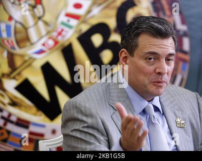 WBC-Präsident Mauricio Sulaiman spricht während einer Pressekonferenz mit Kiews Bürgermeister und dem ehemaligen Schwergewicht-Boxmeister Vitali Klitschko (nicht gesehen) am 27. September 2018 in Kiew, Ukraine, im Vorfeld der WBC-Konvention 56. (World Boxing Council), Die vom 30. September bis 05. Oktober in Kiew stattfinden wird, mit Teilnehmern der Boxlegenden Lennox Lewis, Evander Holyfield, Eric Morales, Alexander usik und etwa 700 Kongressteilnehmern aus 160 Ländern. (Foto von NurPhoto) Stockfoto