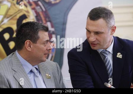 Der Präsident der WBC, Mauricio Sulaiman (L), und der Bürgermeister und ehemalige Boxmeister Vitali Klitschko (R) von Kiew nehmen am 27. September 2018 an einer Pressekonferenz in Kiew, Ukraine, Teil, um die WBC-Konvention 56. (World Boxing Council) zu begrüßen. Die vom 30. September bis 05. Oktober in Kiew stattfinden wird, mit Teilnehmern der Boxlegenden Lennox Lewis, Evander Holyfield, Eric Morales, Alexander usik und etwa 700 Kongressteilnehmern aus 160 Ländern. (Foto von NurPhoto) Stockfoto