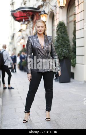 Model Iskra Lawrence posiert am 27. September 2018 in Paris, Frankreich. (Foto von Mehdi Taamallah / NurPhoto) Stockfoto