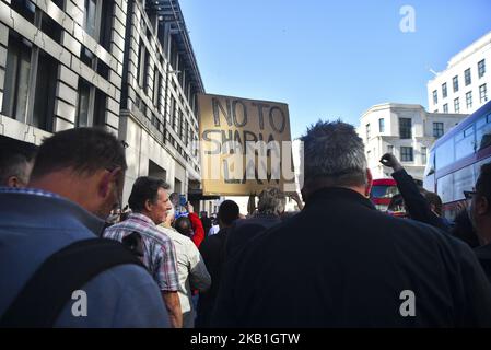 Die Anhänger des rechtsextremen Galionskopfes Tommy Robinson, des echten Namens Stephen Yaxley-Lennon, tragen Plakate und Fahnen vor dem Old Bailey, dem Londoner Central Criminal Court, nachdem sein Fall am 27. September 2018 in London vertagt wurde. Der ehemalige Vorsitzende der englischen Verteidigungsliga und Mitglied der britischen National Party steht vor einem erneuten Prozess wegen Verachtung. (Foto von Alberto Pezzali/NurPhoto) Stockfoto