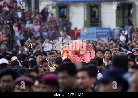 Relikt von Lord Ganesh (Pulu Kisi) trug Tanz in den rituellen Melodien am letzten Tag des Indra Jatra Festivals, das am Freitag, 28. September 2018, auf dem Basantapur Durbar Square, Kathmandu, Nepal, gefeiert wurde. Anhänger feierten den regengott Indra 8 Tage lang in Kathmandu. (Foto von Narayan Maharjan/NurPhoto) Stockfoto