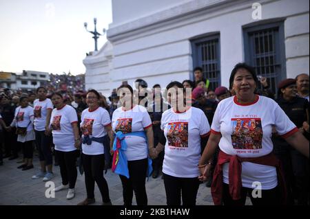 Am letzten Tag des Indra-Jatra-Festivals, das am Freitag, dem 28. September 2018, auf dem Basantapur Durbar Square in Kathmandu, Nepal, gefeiert wird, treffen sich weibliche nepalesische Freiwillige beim Wagenzug der Lebenden Göttin Kumari. Anhänger feierten den regengott Indra 8 Tage lang in Kathmandu. (Foto von Narayan Maharjan/NurPhoto) Stockfoto