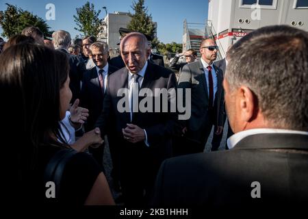 Innenminister Gérard Collomb legt am 28. September 2018 den Grundstein für die künftige Polizeistation in Bourgoin Jallieu, Frankreich. (Foto von Nicolas Liponne/NurPhoto) Stockfoto