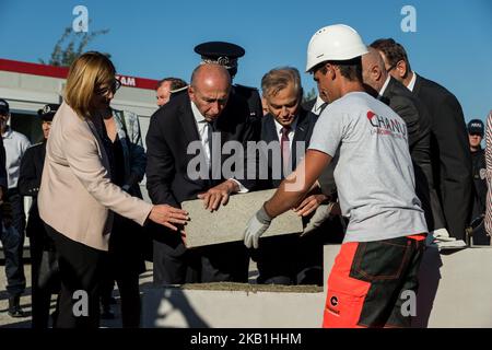 Innenminister Gérard Collomb legt am 28. September 2018 den Grundstein für die künftige Polizeistation in Bourgoin Jallieu, Frankreich. (Foto von Nicolas Liponne/NurPhoto) Stockfoto